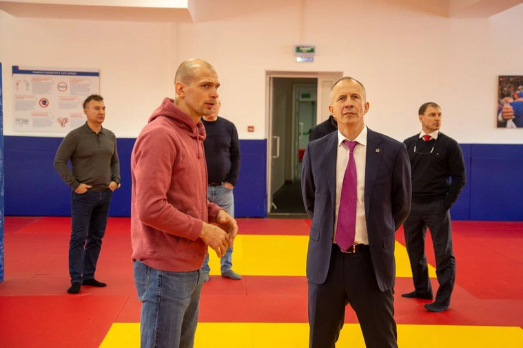 Денис Ярцев (слева) лично показал Сергею Соловейчику центр дзюдо «Электрометаллург»
