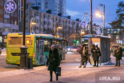 Новогоднее оформление. Тюмень, остановка, автобусная остановка, автобус, остановка автобусная