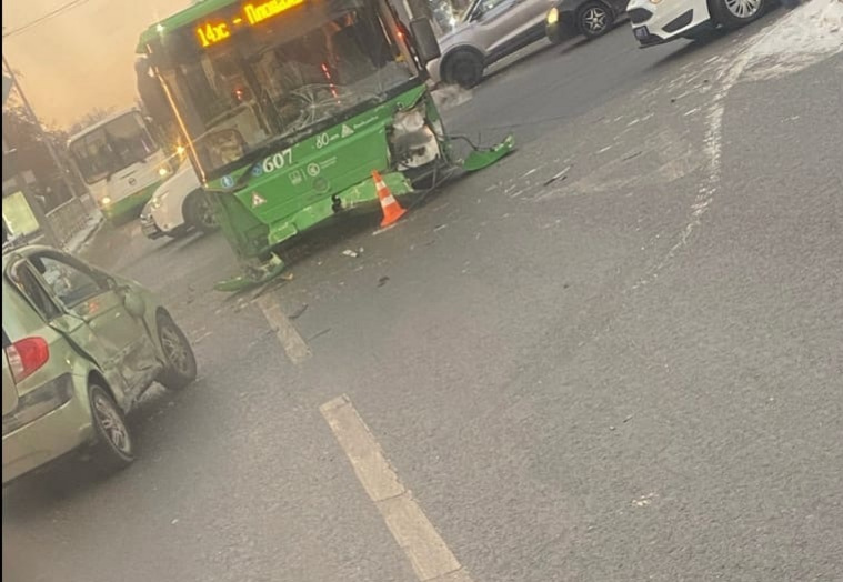 В центре Тюмени столкнулись автобус и легковушка