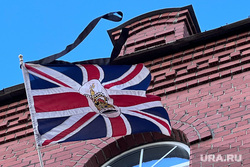 Цветы у консульства Великобритании в Екатеринбурге. Екатеринбург , британский флаг, консульство великобритании