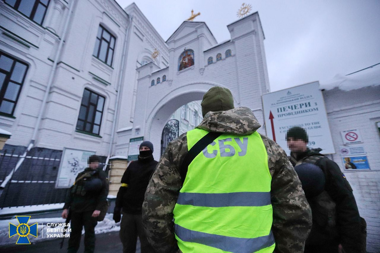 Сотрудники Службы безопасности Украины проводят обыски в Киево-Печерской Лавре