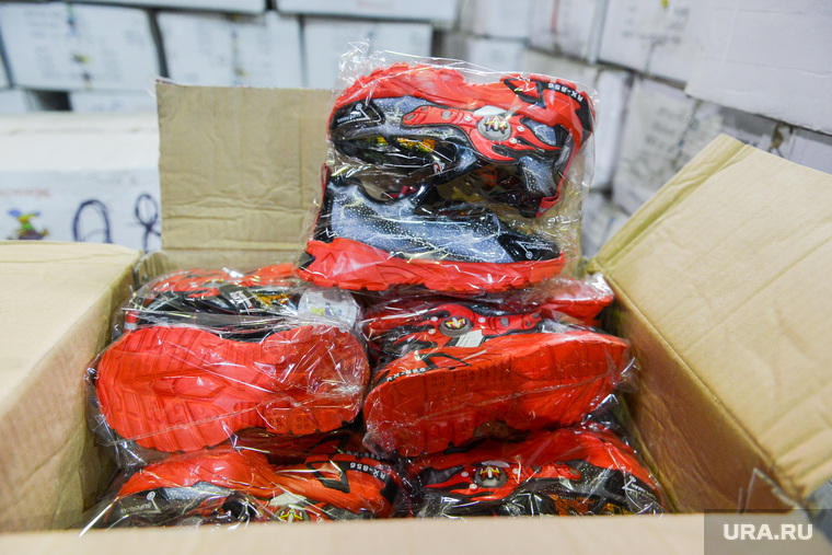 Уральские таможенники передали 33 тысячи пар обуви  в социальные учреждения. Челябинск