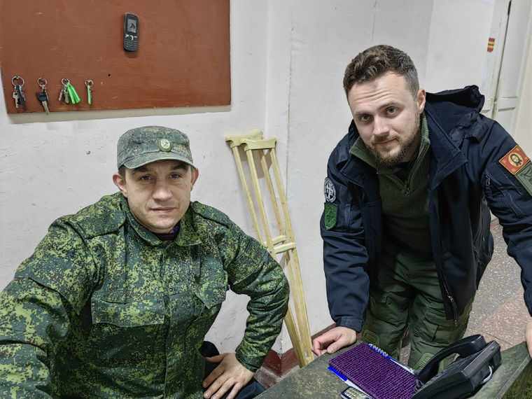 Боец СВО (слева на фото) сбежал из больницы обратно на фронт после того, как ему поставили аппарат Илизарова