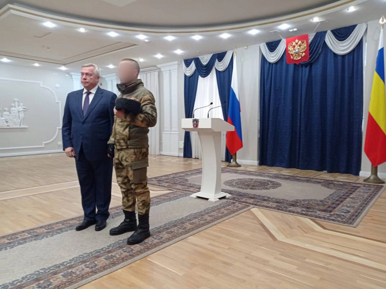 Медаль «За отвагу» курганскому снайперу вручил губернатор Ростовской области Василий Голубев