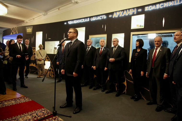 В открытии выставки приняли участие руководители фракций, депутаты Госдумы