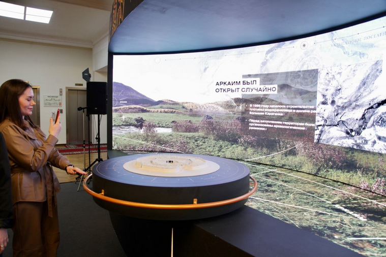 Выставка рассказывает историю открытия и исследования памятников бронзового века на Южном Урале