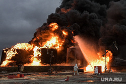 Пожар после обстрела нефтебазы в Шахтёрске. ДНР, пожар, огонь, нефтебаза