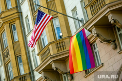 Флаг ЛГБТ на посольстве Соединенных Штатов Америки. Москва, лгбт, флаг лгбт, американское посольство, посольство сша, радужный флаг, сексуальные меньшинства