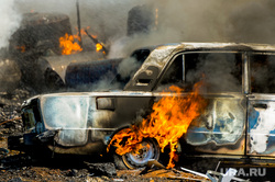 Пожар на пункте приема металлолома. Челябинск, дым, пожар, пламя, автомобиль, огонь, горящий автомобиль