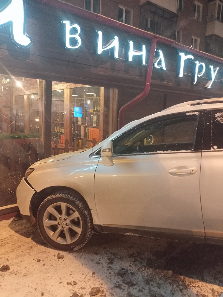 Водитель пробил витрину винного магазина