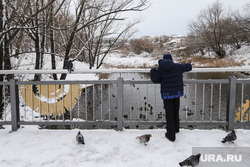 Благоустройство парков города в зимнее время. Курган, ребенок, снег, зима, мальчик, река битевка