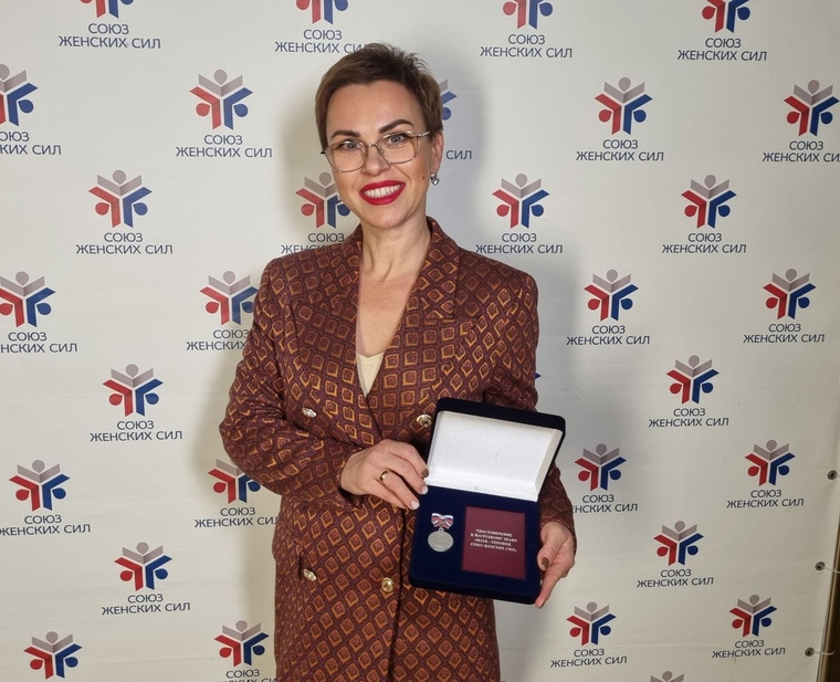 Наталье Журавлевой из Нефтеюганска вручен нагрудный знак «Мать-героиня» III степени