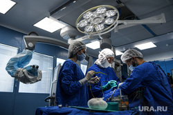 Операция по имплантации стимулятора блуждающего нерва. Екатеринбург, медицинское оборудование, медицина, здравоохранение, врач, больница, медик, хирургический светильник