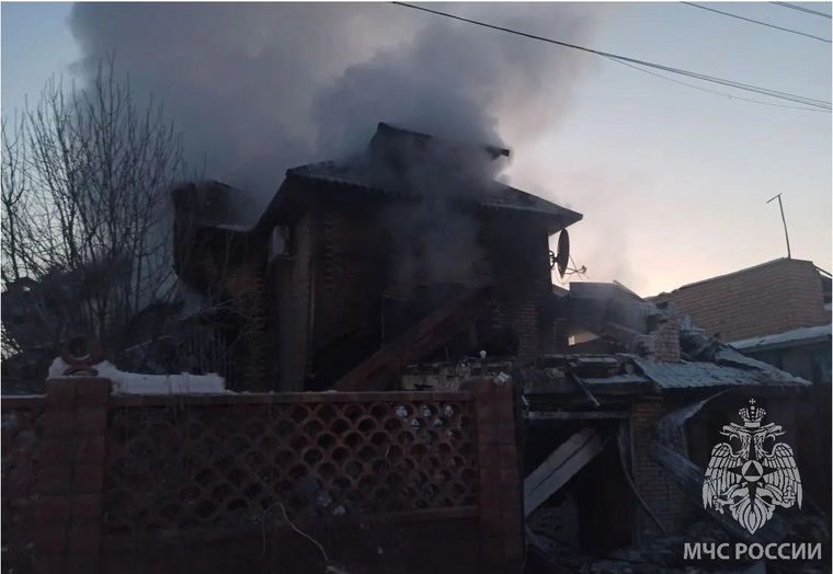От взрыва загорелся дом