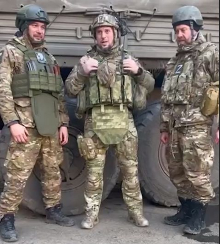 Генерал-майор Апти Алаудинов (в центре) высоко оценил вклад Олега Колесникова (справа) в боевые действия