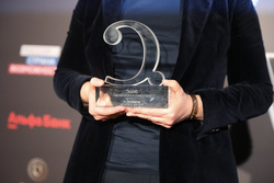 Награду премии «Сноб» получила основательница «Теплее вместе»