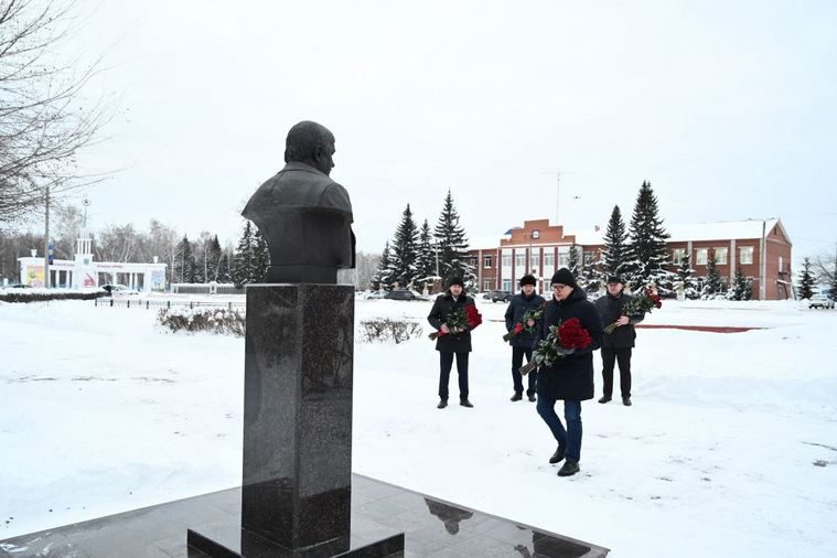 Алексей Текслер возложил букет цветов к памятнику Александру Неклюдову