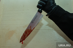 Окровавленный нож. Курган, капля крови, нож в руке, окровавленный нож, убийство, кухонный нож