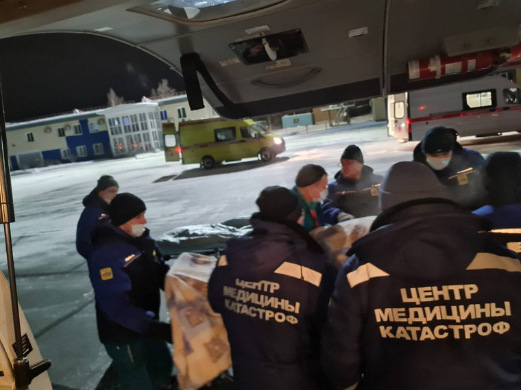 Санборт с пациентами приземлился в Сургуте