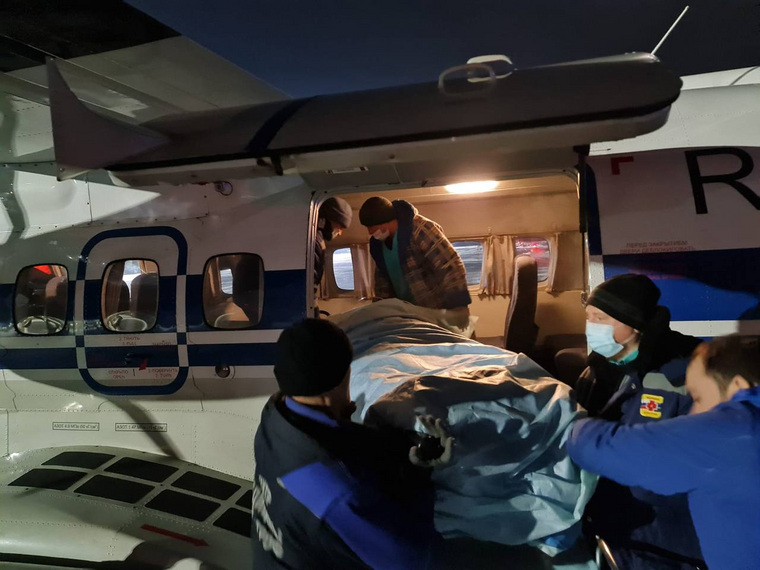 Санбортом Центра медицины катастроф 2 самых тяжелых пациентов эвакуируются в ожоговый центр города Сургута