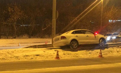 Легковушку отбросило в отбойник из-за массового ДТП в Екатеринбурге