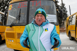 Алексей Текслер вручает новые школьные автобусы образовательным учреждениям. Челябинск, аминов сибагатулла
