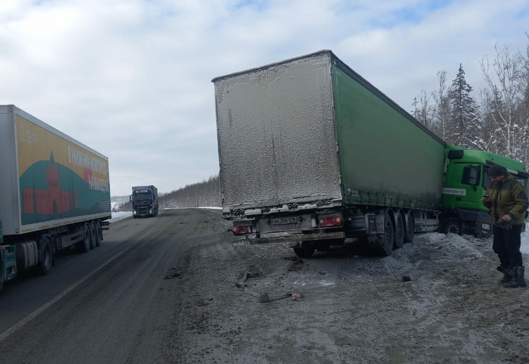 Водителям приходится прилагать немало усилий, чтобы вытащить из сугробов свой грузовик