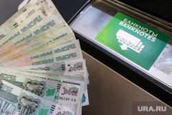 Деньги и банкомат. Москва
