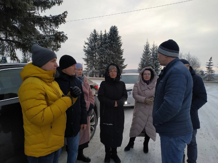 Наталья Стоянова (в центре), вступив в должность главы Кудымкарского муниципального округа, отправилась знакомиться с проблемами территории