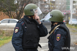 Место убийства Ксении Каторгиной в Орджоникидзевском районе. Екатеринбург, полицейские, каски, полиция, оцепление, боевая готовность