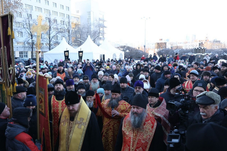 Участники крестного хода шли от Свято-Троицкого кафедрального собора до часовни имени святой Екатерины на проспекте Ленина