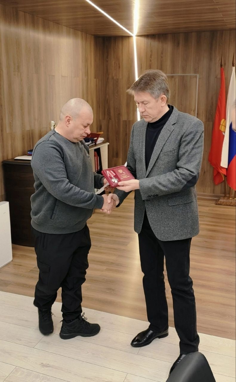 Александр Глазков (справа) вручил орден Мужества родителям Александра Сапогова, погибшего в ходе СВО
