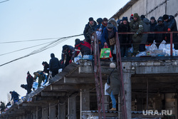 Ситуация в осажденном Мариуполе. Украина, гуманитарная помощь, украина, мариуполь, беженцы, раздача, бутылка воды, гуманитарка