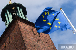 Виды Стокгольма. Швеция, флаг евросоюза, европа, стокгольмская ратуша