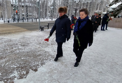 Владимир Якушев вместе с Натальей Комаровой возложили цветы в парке Победы