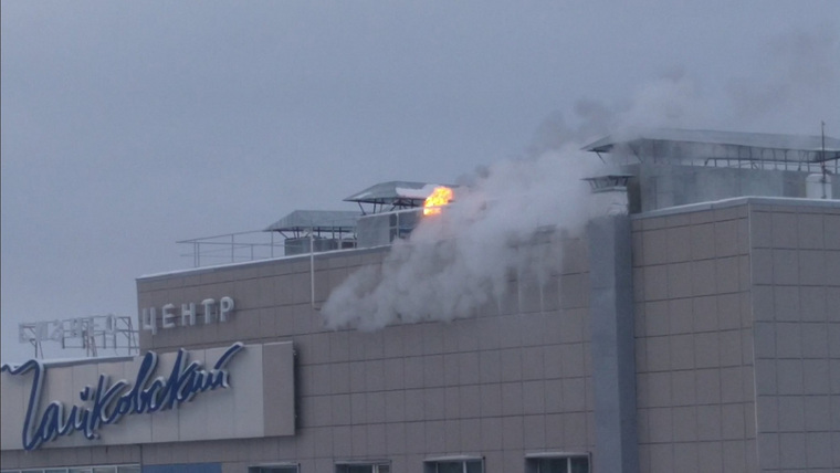 Судя по фото очевидцев, возгорание произошло на верхних этажах бизнес-центра