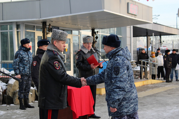 Начальник УМВД РФ по Курганской области Дмитрий Свинов поблагодарил полицейских за службу и наградил особо отличившихся
