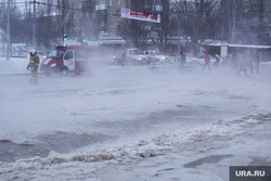 В Екатеринбурге затопило улицы Уктусская и Отто Шмидта