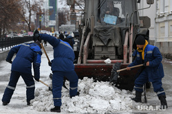 Алексей Орлов осматривает благоустройство в центре города. Екатеринбург, уборка снега
