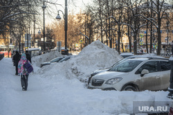 Последствия снегопада. Пермь, последствия снегопада, виды зимнего города, горы снега в городе