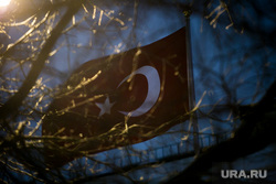 Вечер после убийства российского посла в Турции. Турецкое посольство. Москва, флаг турции