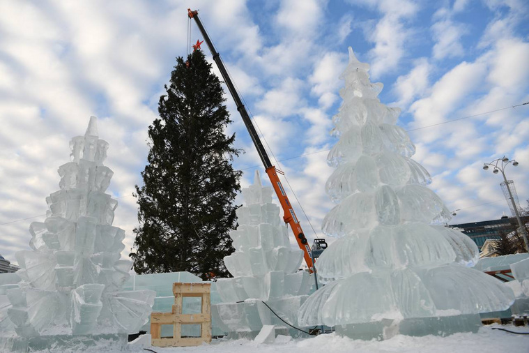 Возле настоящей елки появились и ее ледяные прототипы