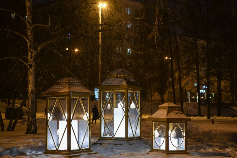 …и сфотографироваться возле огромных фонарей