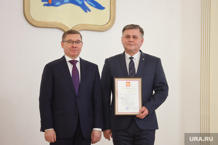 Полпред Владимир Якушев вручил чиновникам благодарности