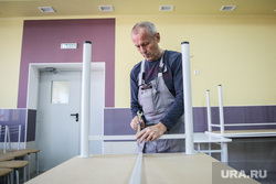 выездной брифинг по новостройкам. Сургут, стол, сборка мебели, рабочий