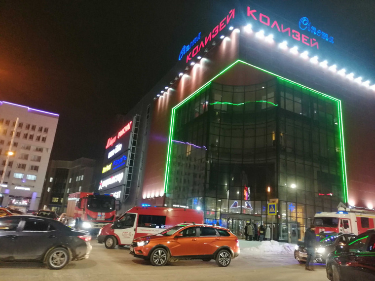 Посетители, эвакуированные из ТЦ «Колизей-Синема», ожидают у входа
