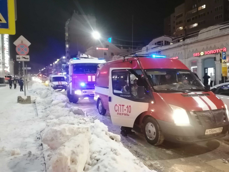 На месте работают пожарные и спасатели