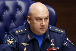 Восхваляя Сергея Суровикина, Залужный подстилает себе соломку на случай поражения, считает историк