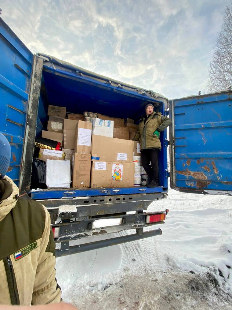 Фуру загрузили всем необходимым: электростанциями, печками, рациями, бензопилами, комплектами зимней одежды и сапогами, специальными матрасами, аптечками