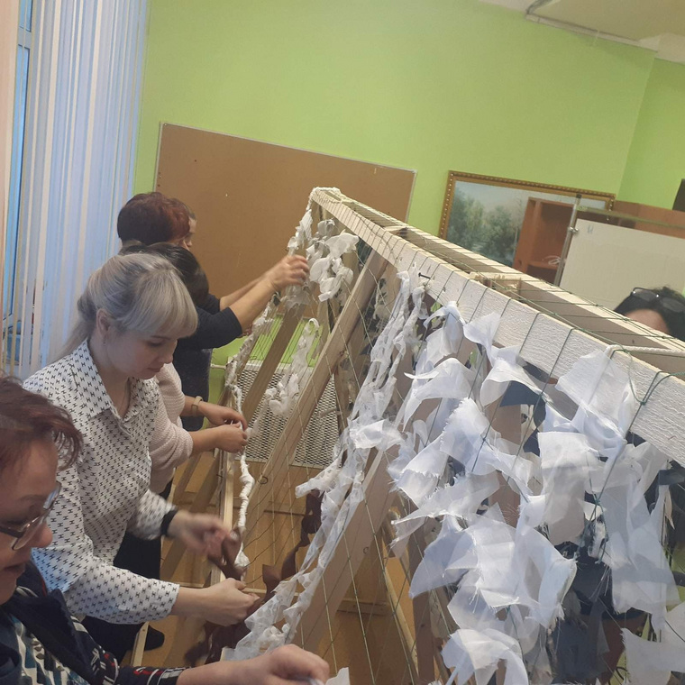 Сотрудницы мэрии вместе с депутатом карагайской думы вяжут маскировочные сети для бойцов